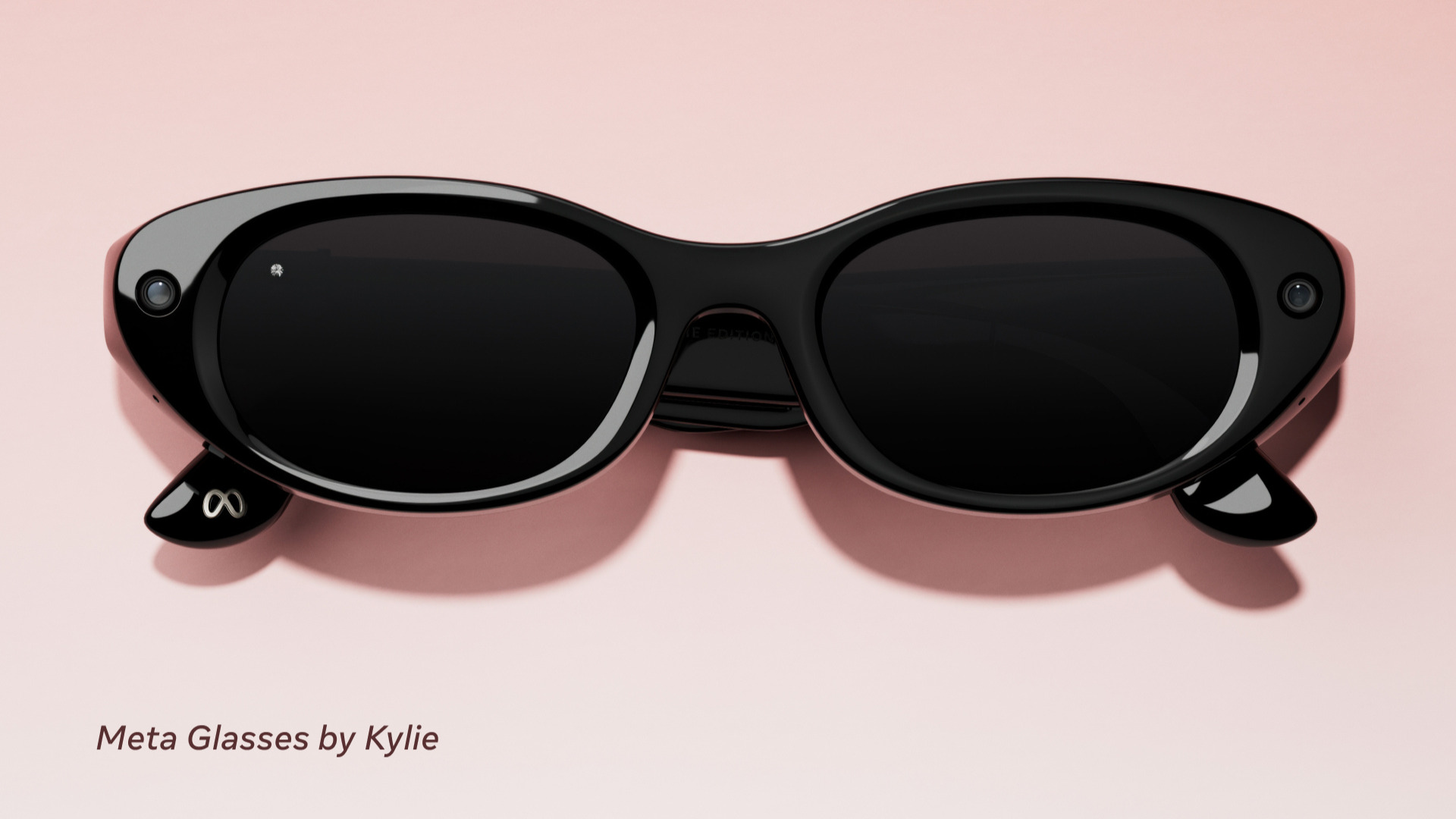 Meta Glasses в версии by Kylie: камеры по краям оправы и крупные тёмные линзы